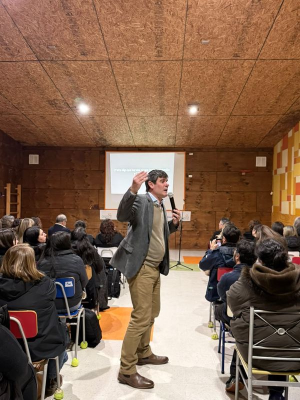 La sala llena durante la charla del 29 de julio de 2026