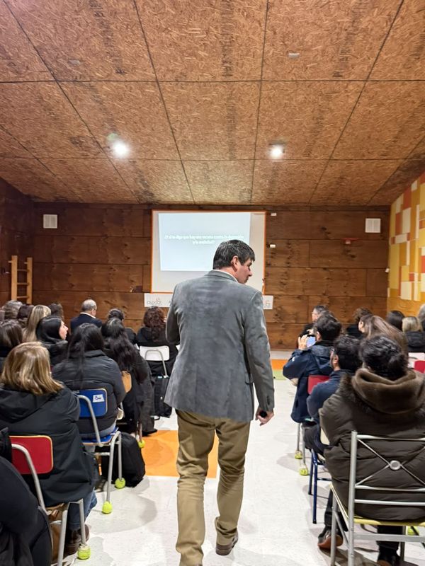 El público siguiendo la exposición en la Escuela Camino de Esperanza