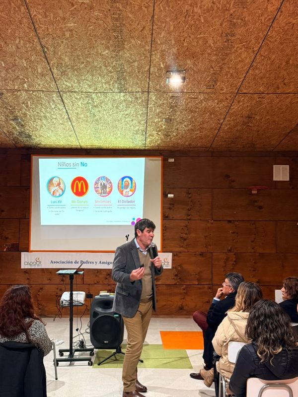El expositor presentando la lámina «Niños sin No»