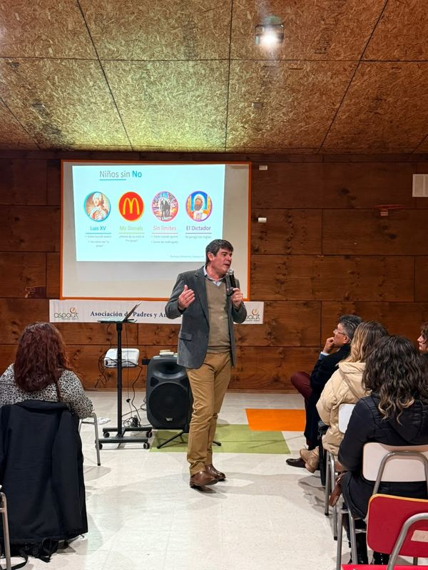 La exposición, con el público atento