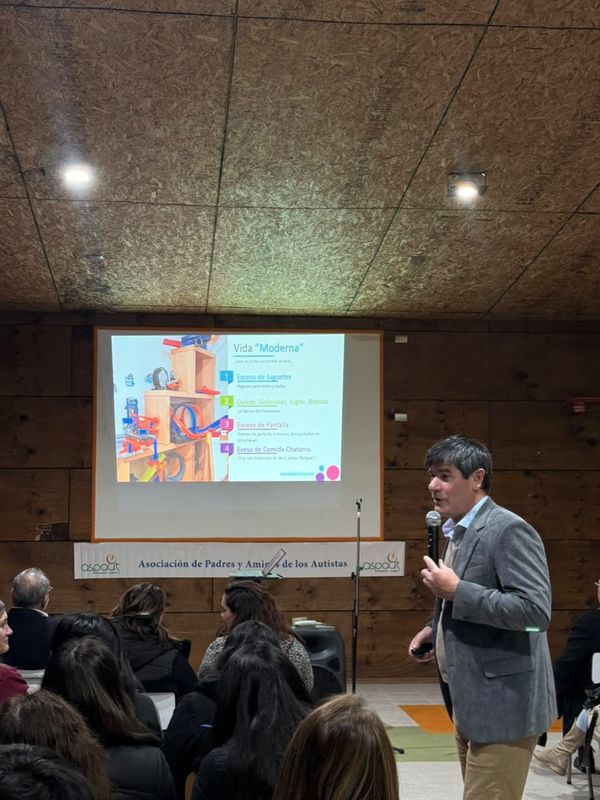 El expositor explicando una de las láminas de la charla