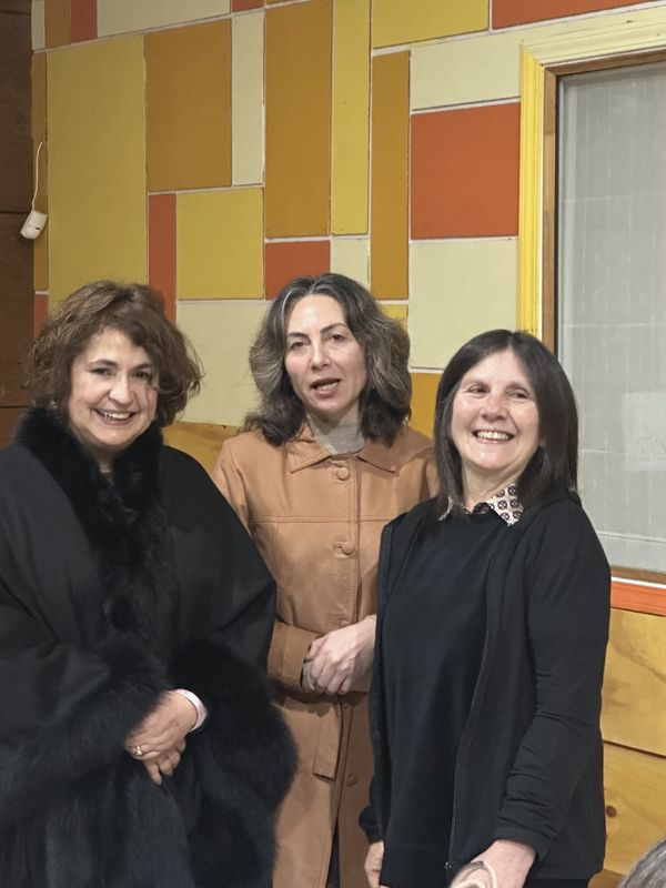 Socias y mamás de ASPAUT junto a Cristina