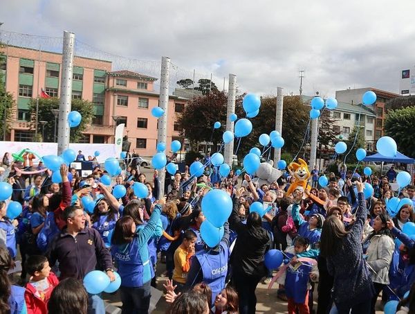 Suelta de globos azules por el Día del Autismo · 2016