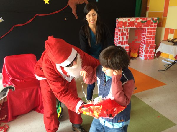 Celebración de Navidad con los niños en la escuela